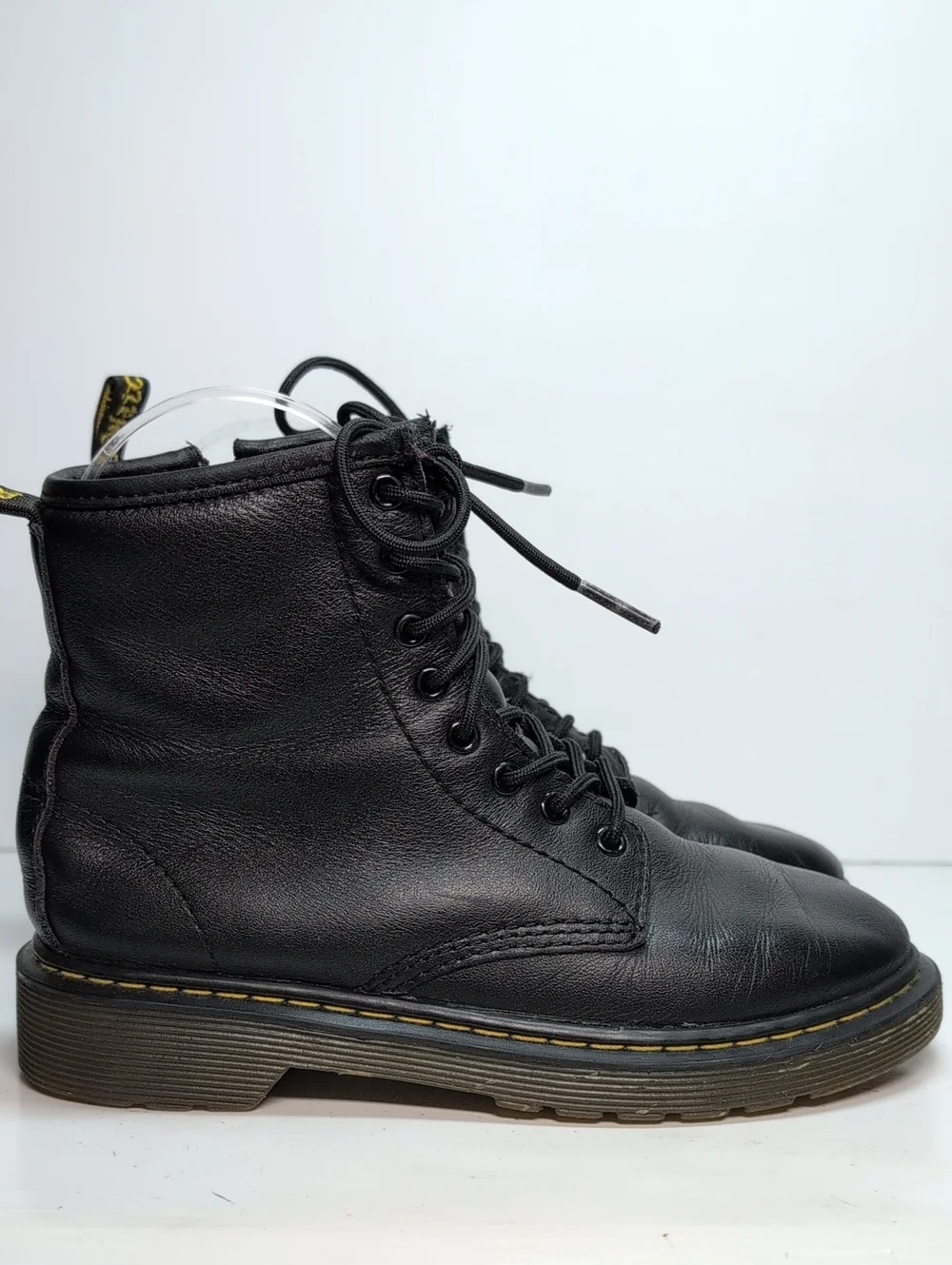 Dr Martens Delaney Airwair combat boot. Little girl or boy size 1 EU 32